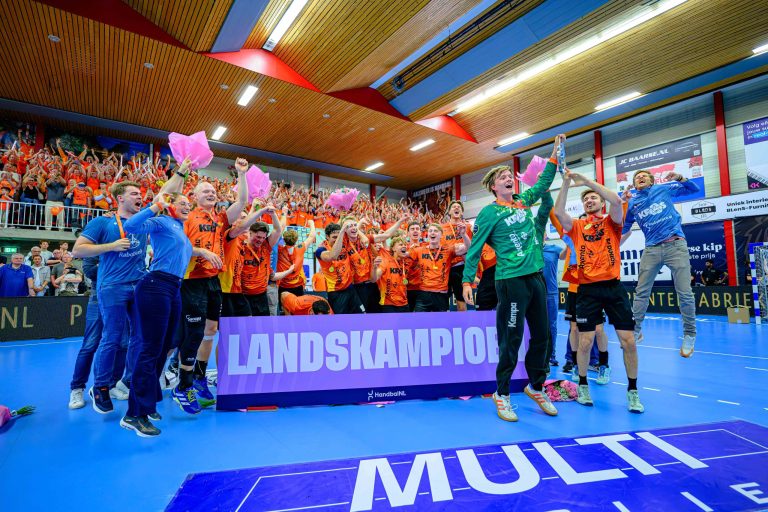 Kras / Volendam verovert landstitel na zinderende finale beslist in strafworpen